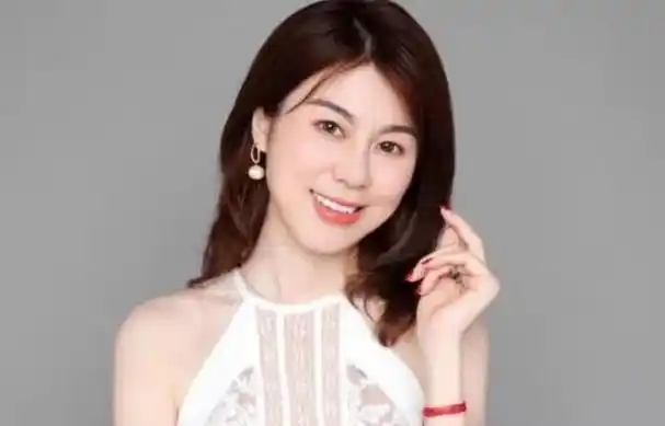 广东电视台的主持人中,女性主持人的颜值和气质都极高,而男性主持人则