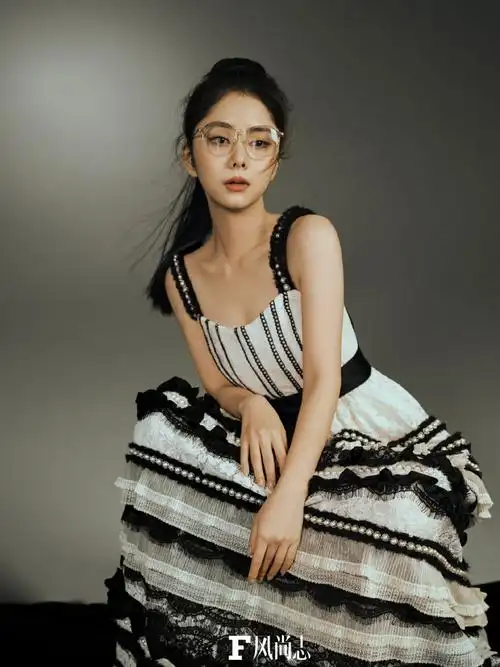 谭松韵风尚志十月刊封面##谭松韵粉发宫廷袖造型