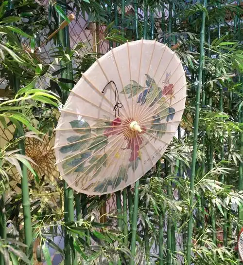 一把把伞犹如一朵朵花,不是花胜似花,美丽的西湖绸伞!