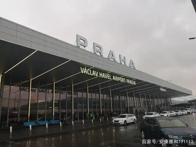 高,我还拍到了飞机小窗口上凝结的冰花,很美…… 好了,到布拉格机场了