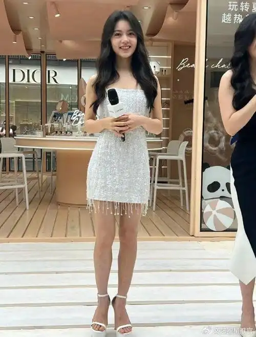 赵今麦活动生图小腿外翻有很多疤痕,穿恨天高也挽救不了身材比例|赵今