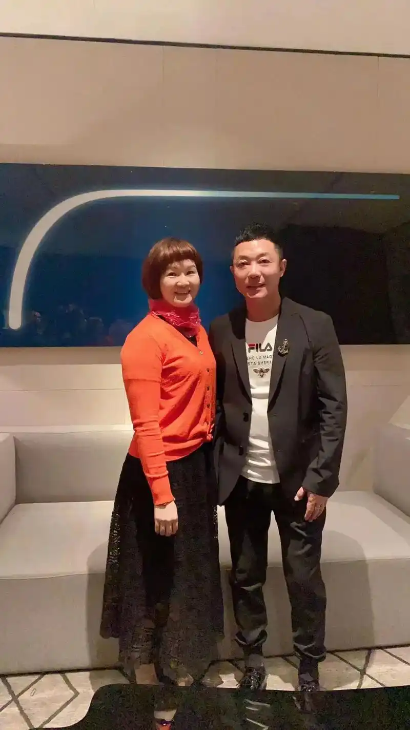 内地实力歌手黑龙老师,现场献唱4首,代表作有《三十八度六》, - 抖音