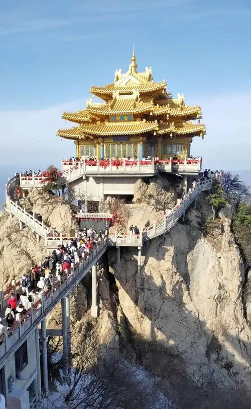 冰瀑重渡沟,雪装金顶老君山