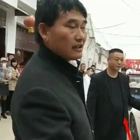 开豪车干农活引热议大衣哥儿媳身份不凡娘家被曝是县上首富
