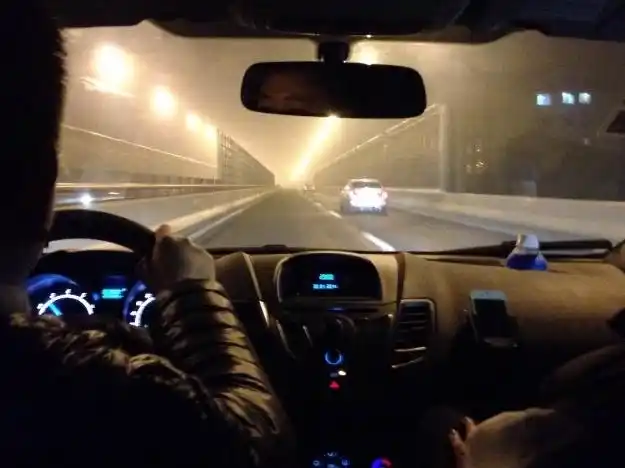 晚上行车时车内为什么不能开灯?