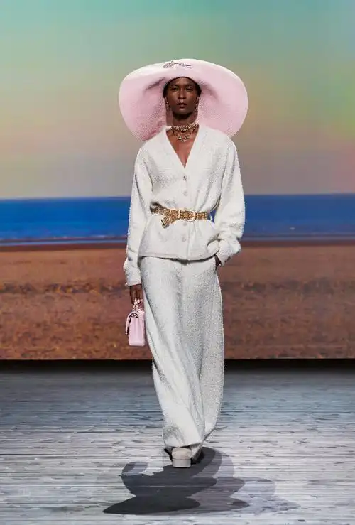 第一件展品"可能"是香奈儿第一季的服装——就是香奈儿1912年在法国