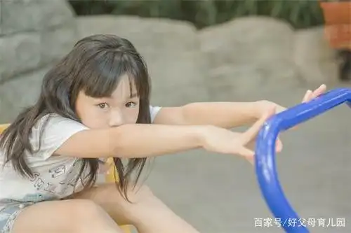 现在的女孩子很多到10岁左右就乳房发育了,十二三岁月经初潮也来了