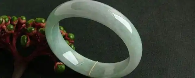 豆种翡翠晶体颗粒粗大,是翡翠中最为常见的种类,其色泽多呈绿色或青色