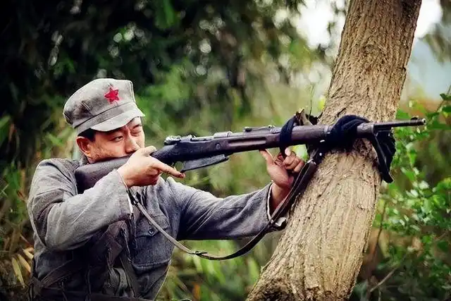 民兵神枪手,一枪击毙日本军官,清理战场时发现子弹竟穿入望远镜