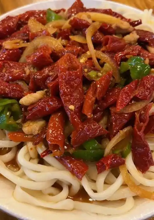 新疆辣皮子拌面劲道耐嚼香辣无比大口吃着真过瘾