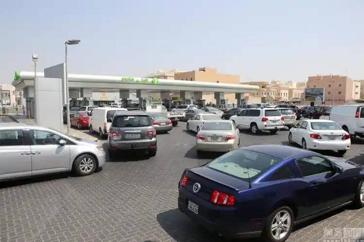 当地时间2016年8月31日,科威特,民众排队为汽车加油.