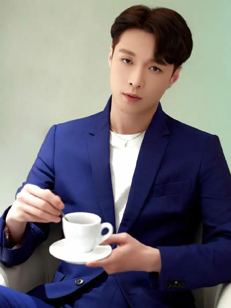 张艺兴工作室成立六周年,张boss高清贺图请查收!