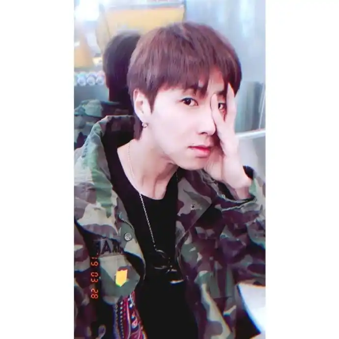 郑允浩ig更新自拍!  餐馆合照