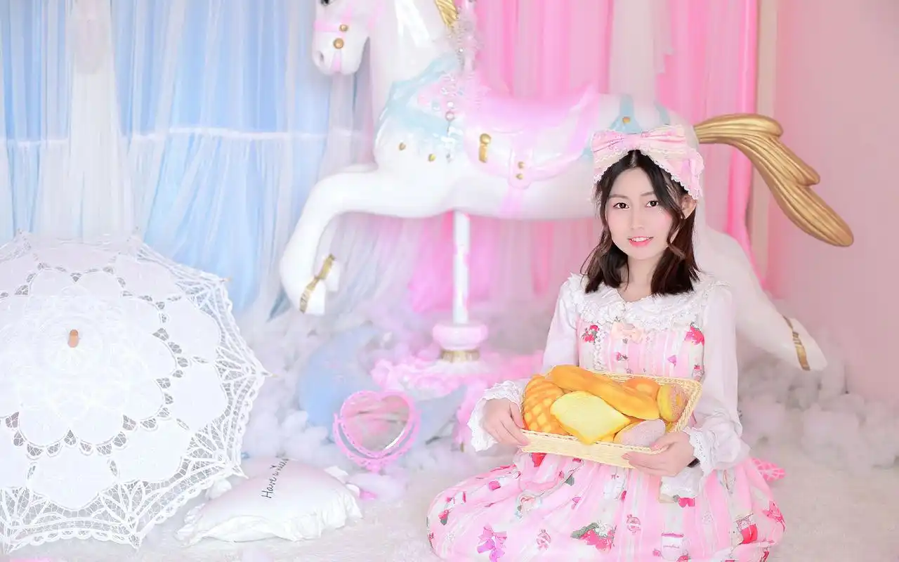 可爱萝莉少女粉色系甜美居家写真高清壁纸