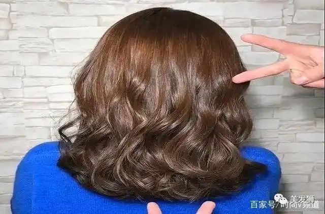 女人35左右齐肩锁骨烫过肩木马卷
