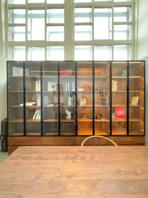 玻璃门书柜有灯带和没有灯带的两种效果