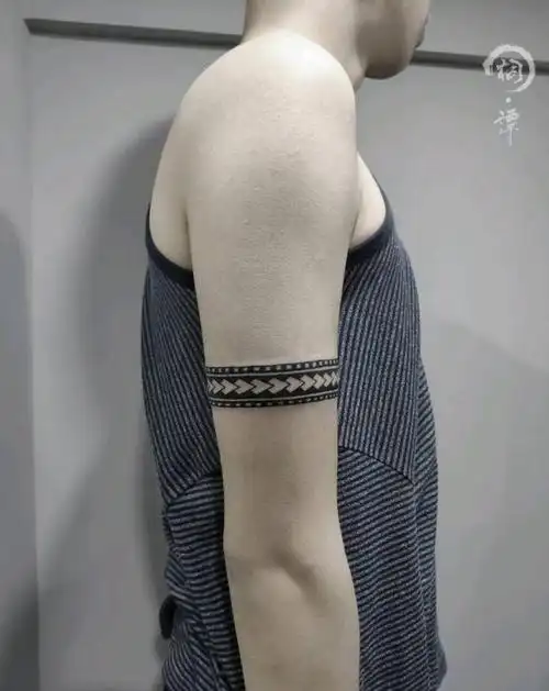 臂环纹身图片