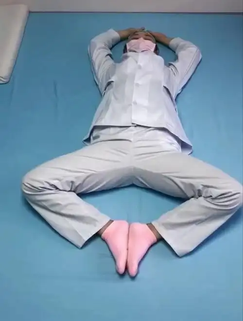 双脚并拢靠近身体,膝关节尽量下压,手臂伸展打开腋窝