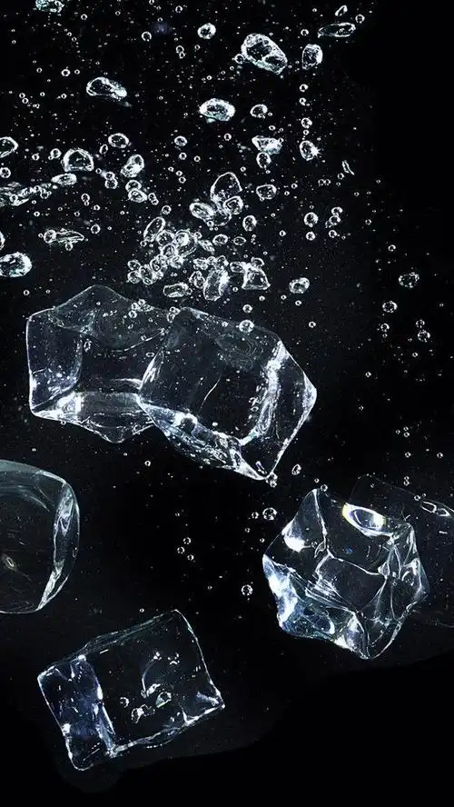 水中冰块摄影创意设计大图手机壁纸