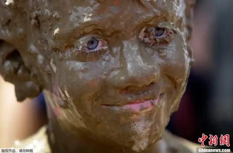 美国举办疯狂泥巴节越脏越快乐