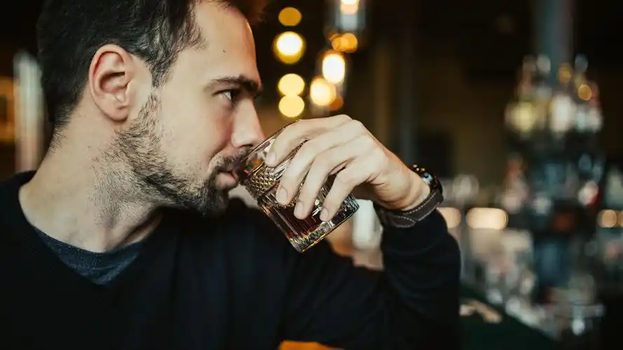 一个男人独自喝酒图片2560x1920分辨率查看