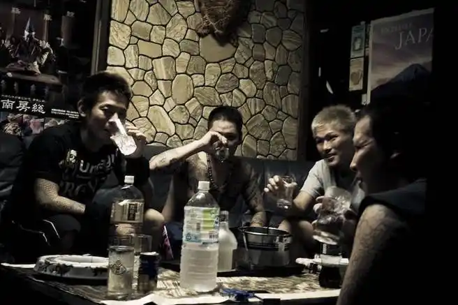 黑社会兄弟饮酒作乐 (图/nydailynews)