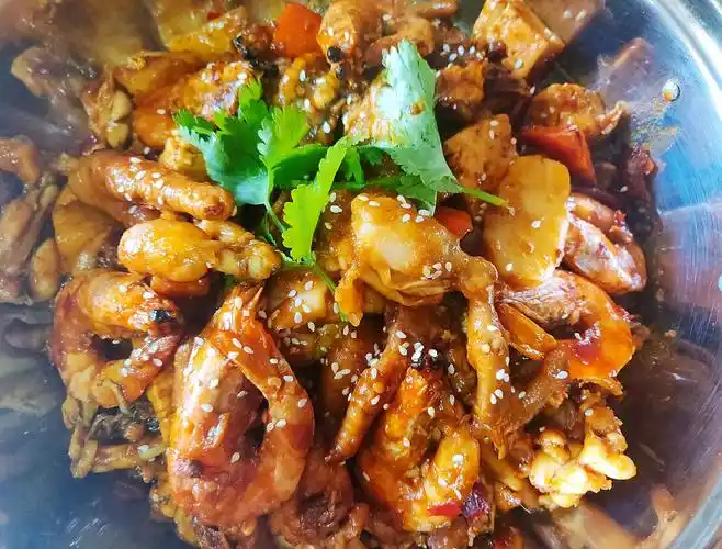 香辣鸡爪虾煲