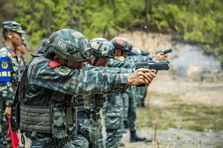 广西武警:200余名特战尖兵巅峰对决_进行