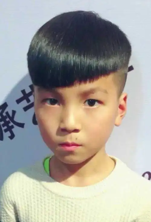 幼童两边铲短头发造型呆萌活泼的孩子发型