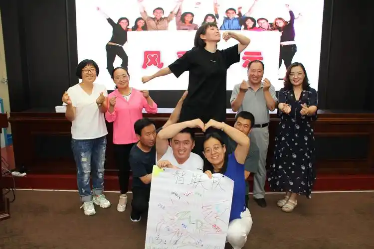 团队造型展示多人团队造型图片【相关词_ 10人团队造型摆阵图片】8人