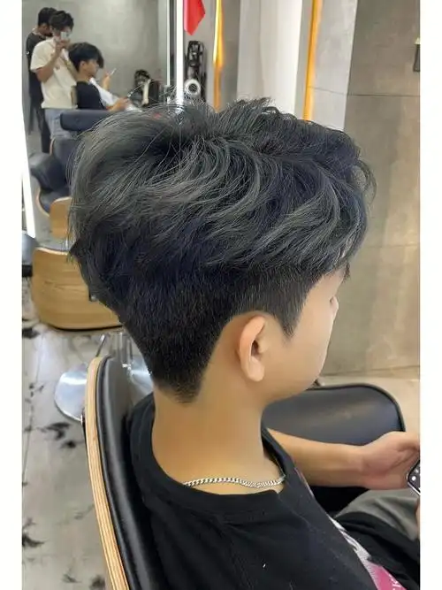 男生发型怎么选男生烫发蓝黑掉色