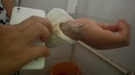 妻子冲凉触电晕倒丈夫关总闸救妻自己却被电死