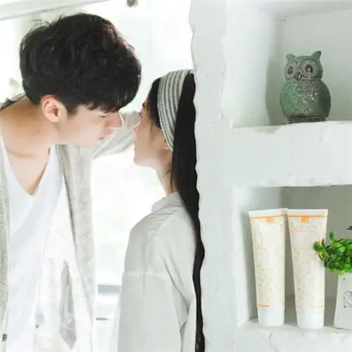 壁咚梯咚胸咚等花式咚 玩转字幕可撒高级狗粮