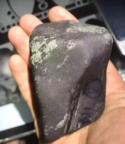 夜市地摊2千捡漏的黑皮原石,一刀切开后,老板脸色一阵滚烫!