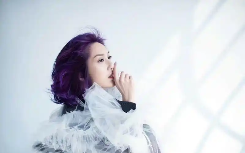 说起杨千嬅,想必很多乐迷首先想到的就是她所演唱的《处处吻》.