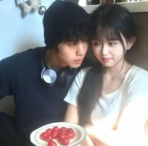 甜蜜百分百的𝙒𝙚𝘾𝙝𝙖𝙩真人贴贴情侣头像