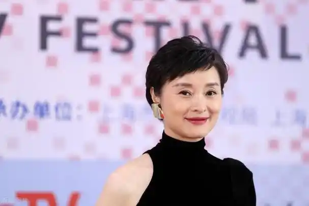 吴越凭《县委大院》夺白玉兰视后,引发网友热议