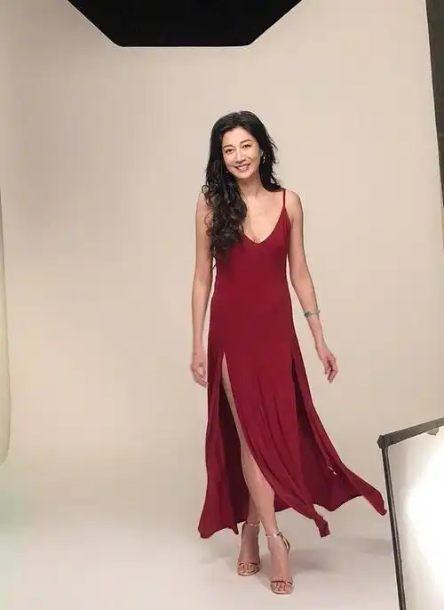 吴绮莉天生魔鬼身材穿吊带例假裙出镜丝毫不像40多岁女人