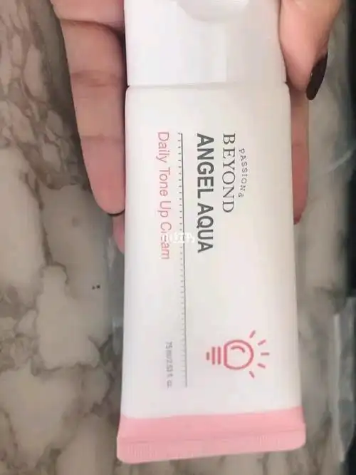 这款素颜霜很好推开,(前提是保湿做的好,当然任何粉