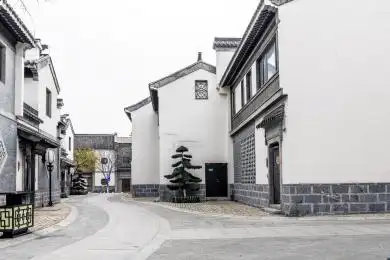 中国江苏省南京市长乐渡街区白墙灰瓦民居建