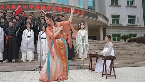 浓厚氛围,用实际行动践行社会主义核心价值观,东风高中举行了"弘扬