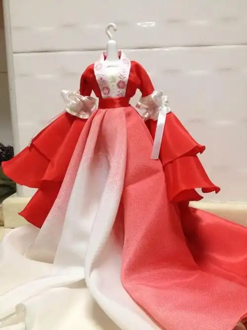 给芭比娃娃做古装衣服把三片裁片按图片位置拼起来