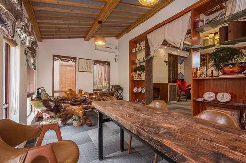 仿古地砖,辅以充满温情的暖色灯光,这种淡雅而不失大气的装修风格让人