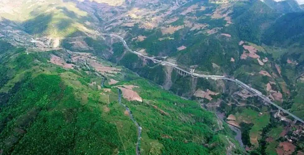 昆曼国际公路全长1800余公里,是我国第一条国际高速公路.