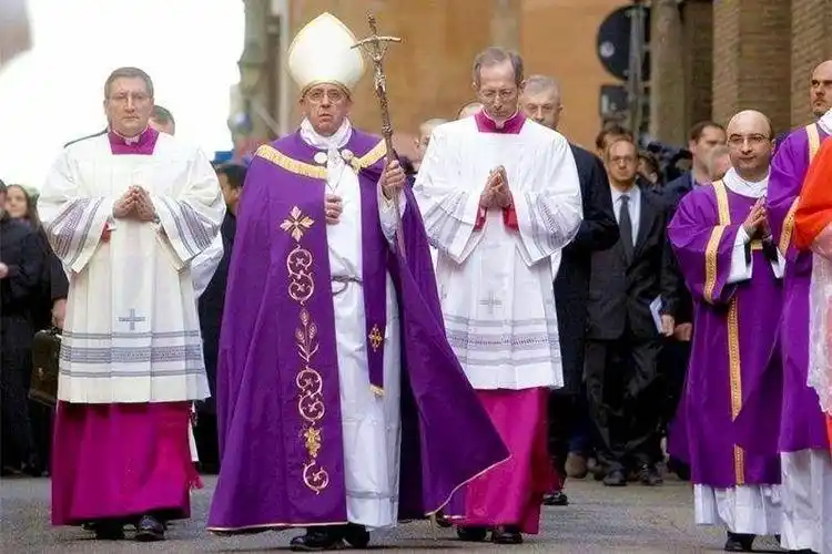 7.18 教宗:著白色,又称白衣主教. 枢机主教:著红色,又称红衣主教.