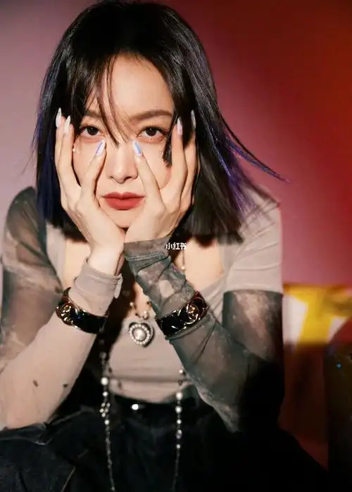 宋茜久违的舞台利落裤装造型