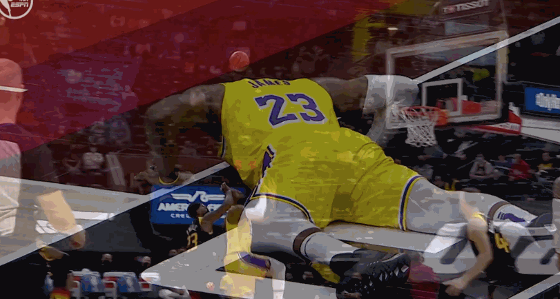 比赛第一节开打没多久,詹姆斯就遭遇了受伤惊魂,在空中被对手推了一下