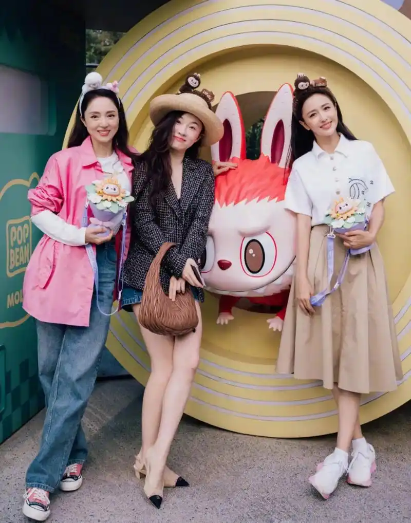 董璇官方身高168cm. 佟丽娅官方身高164.5cm. 霍思燕官方身高166cm.