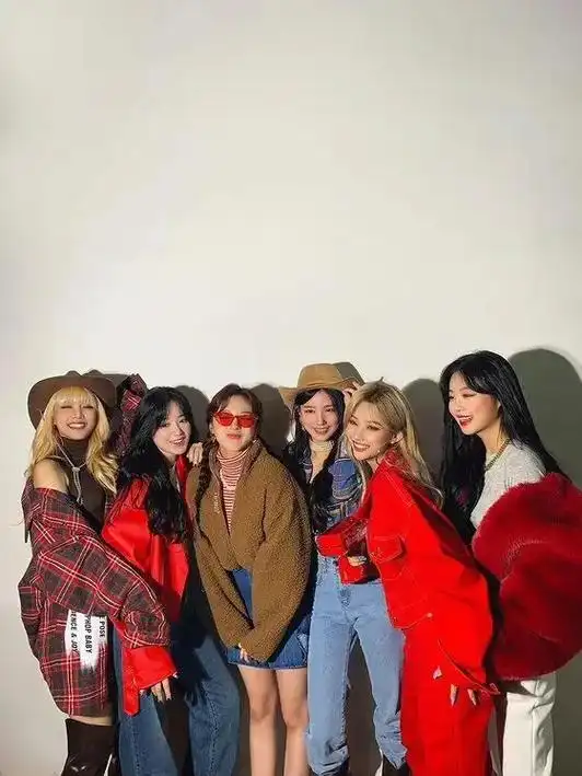 宋雨琦女团合照 - 抖音