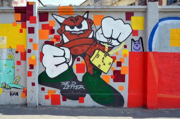 老旧房子内部搞怪涂鸦